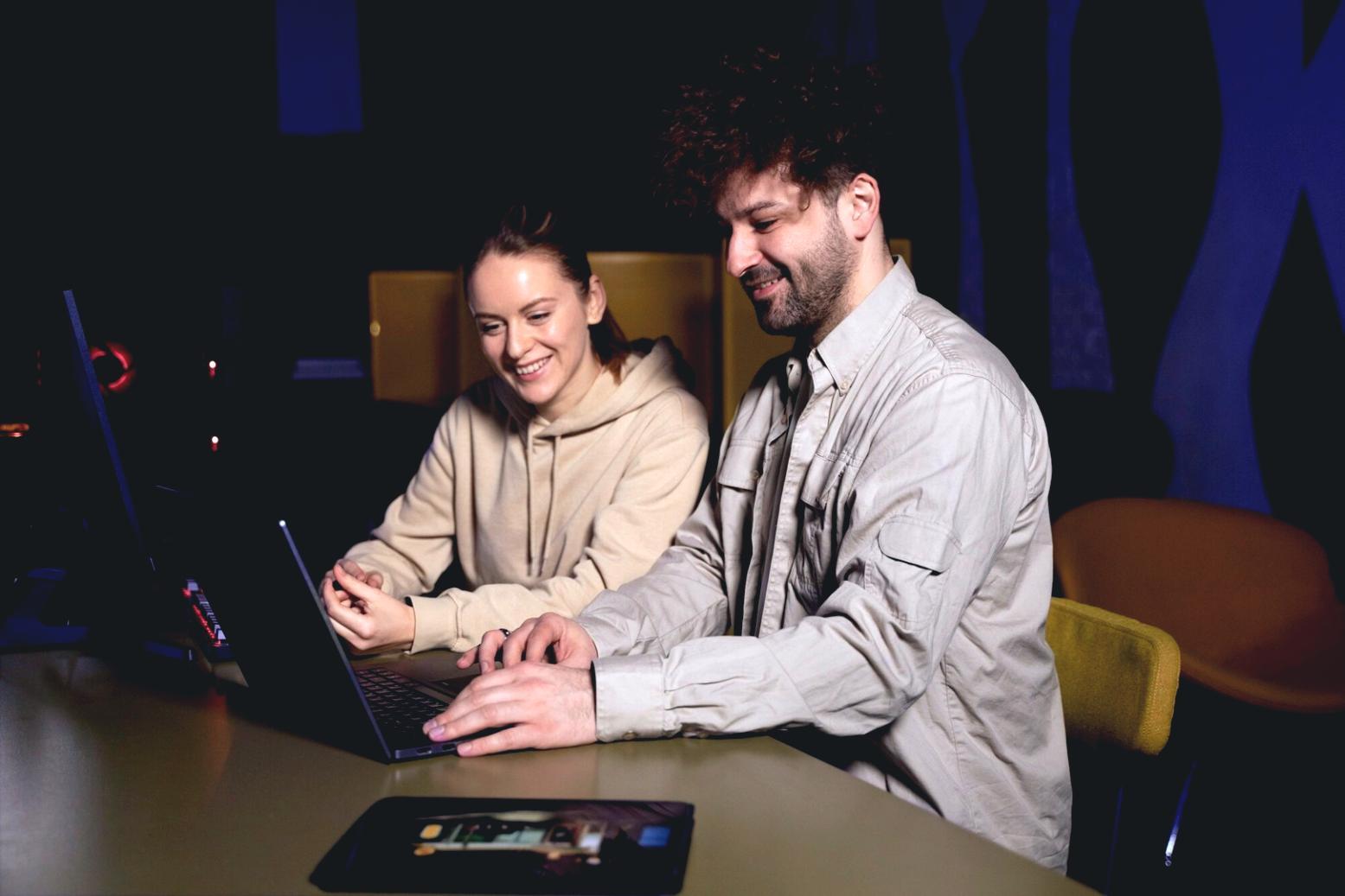 Moderne Lernumgebung mit Gaming-Equipment