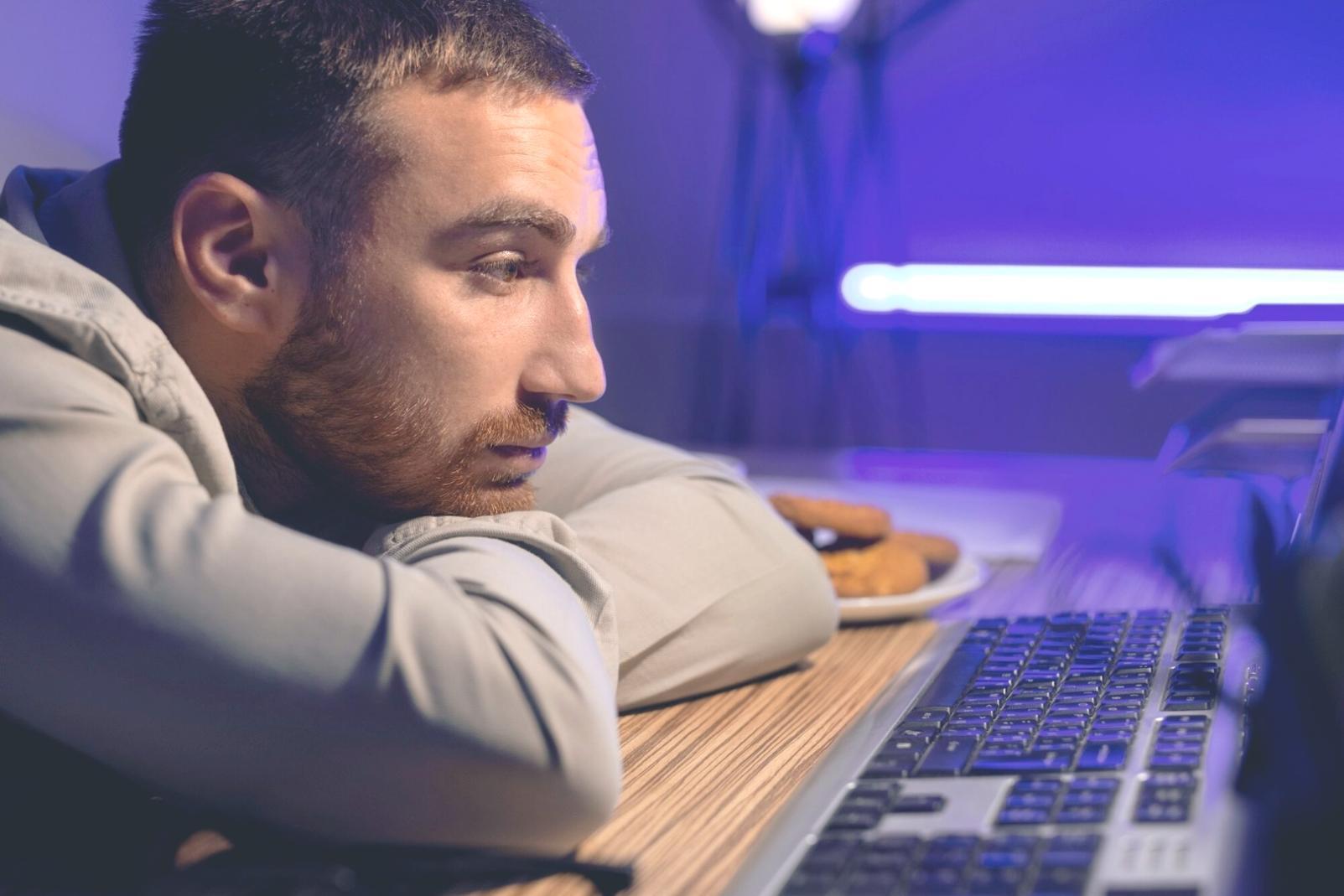 Studenten arbeiten an KI-Gaming Projekten in modernem Computerlab
